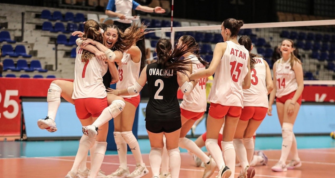 Final Yolunda Türk Milli Takımları: 2025 Avrupa Şampiyonası'nda Tarihi Fırsat!
A Milli Kadın Basketbol Takımımız, 2025 FIBA Avrupa Şampiyonası'nda çeyrek finalde mücadele ederek önemli bir başarıya imza attı[4][5]. Futbol ve basketbol milli takımlarımız, 2025 Avrupa Şampiyonaları'nda gruplarını geçerek üst turlara yükselme şansını yakaladı[1][3]. Voleybol A Milli Takımımız ise 2025 Milletler Ligi'nde üç farklı kıtada 12 maç oynayarak finallere katılma yolunda kararlı ilerliyor[1].