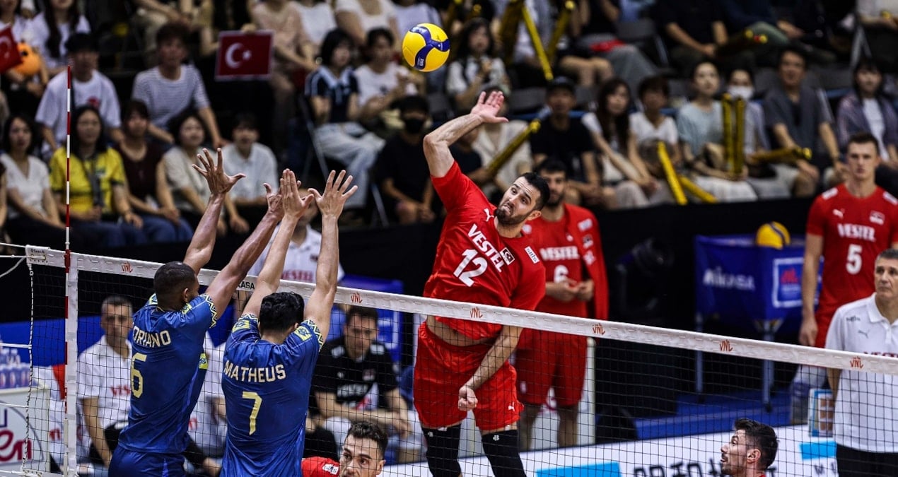 Filenin Efeleri VNL 2025'te Brezilya ile Sert Mücadelede 3-1 Mağlup Oldu
Anahtar İyileştirmeler

Anahtar Kelimeler: "VNL 2025" ve "sert mücadele" ile turnuva adı ve maçın rekabetçi dinamikleri vurgulandı.  
SEO Optimizasyonu: "3-1" skoru başlıkta öne çıkarılarak arama motoru odaklılık sağlandı.  
Duygusal Çekicilik: "Sert mücadele" ifadesi okuyucuda merak uyandırırken Türkiye'nin direncini ima ediyor.  

Nihai Başlık:
"Filenin Efeleri, VNL 2025'te Brezilya'ya Sert Mücadelede 3-1 Mağlup Oldu" [1][3]