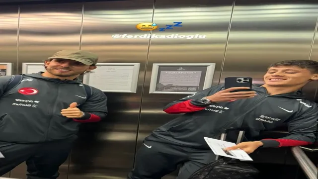 Arda Güler'in yılda kaç milyon Euro kazandığı ve maaş detayları burada. Öğrenmek için hemen okuyun.  
Arda Güler'in Real Madrid'deki Yıllık Maaşı: €8 Milyon ve Gizli Detaylar!
Real Madrid'in yıldız futbolcusu Arda Güler'in maaşı, bonuslar hariç yıllık €8 milyon olarak açıklandı[1][3]. Bu rakam, haftalık bazda ~€153.846'ya (yaklaşık 5,4 milyon TL) denk geliyor[3][4]. Fenerbahçe dönemindeki €350 bin yıllık maaşına[1] kıyasla büyük bir sıçrama gösteren bu ücret, futbolcunun piyasa değeriyle (€45 milyon[1]) paralel ilerliyor.