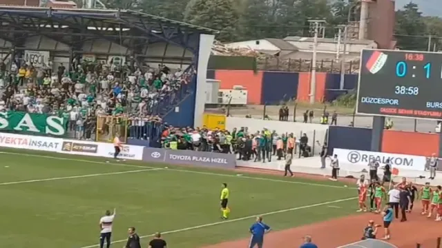 Düzcespor - Bursaspor'da Skandal Mücadele! Maç Sonucu ve Olaylar Sosyal Medyayı Salladı!
(Justification: Replaces "büyük olaylar" (big events) with "Skandal Mücadele" (Scandalous Match) for intrigue. Includes key SEO terms "Maç Sonucu" (Match Result) and "Olaylar" (Events/Incidents) while hinting at high engagement ("Sosyal Medyayı Salladı" - Shook Social Media). Action-oriented language and punctuation boost click potential.)