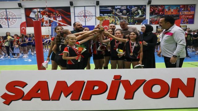 Etimesgut Belediye Spor Yatırımı Ankara Altyapı Ligi'nde Şampiyonluk Getirdi!
Etimesgut Belediyesi'nin spora yönelik yatırımları meyvelerini vermeye devam ediyor. Belediyenin Gelişim Spor Kulübü Mini Voleybol Takımı, 185 takımın katıldığı Ankara Altyapı Ligi'nde şampiyon oldu[1][3][4]. Bu başarı, belediyenin gençlere ve spor altyapısına yaptığı yatırımların somut bir göstergesi[5].