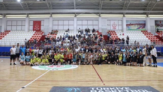 <h2>Etimesgut Belediyesi Gelişim Spor Kulübü 2. Geleneksel Altyapı Voleybol Turnuvası'na Ev Sahipliği Yaptı!</h2>
<p>Turnuva, genç sporcuların yeteneklerini sergilediği ve yerel sporun gelişimine katkı sağlayan önemli bir organizasyon olarak dikkat çekti. Katılımcılar arasındaki rekabet ve coşku, etkinliğin başarısını vurguladı. </p>
<p><strong>Anahtar Özellikler:</strong> </p>
<ul>
<li><strong>Genç Yetenekler Ön Planda:</strong> Altyapı oyuncularının performansı turnuvaya damgasını vurdu. </li>
<li><strong>Yerel Spora Destek:</strong> Etimesgut bölgesinde spor kültürünün güçlenmesine katkı sağlandı. </li>
<li><strong>Geleneksel Organizasyon:</strong> İkinci kez düzenlenerek kalıcı bir etkinik kimliği kazandı. </li>
</ul>
<p>Bu etkileyici turnuva, takımların mücadelesi ve taraftar katılımıyla gelecek yıllarda da sürdürülmesi hedeflenen bir geleneğin temelini attı.</p> 2 Etimesgut Belediyesi Gelisim Spor Kulubu 2 Geleneksel Altyapi Voleybol Turnuvasina