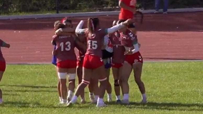 Türkiye U18 Kız Ragbi Milli Takımı, Yenilgisiz Şampiyon! 2 Türkiye U18 Kız Ragbi Takımı Avrupa kupasını kaldırıyor
