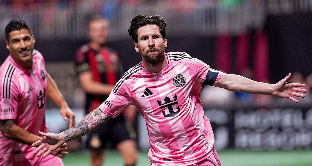 Messi'ye Ceza Riski! Bu Maçta Oynamazsa...
Lionel Messi'nin belirli bir maçta forma giymemesi halinde ceza alabileceği ortaya çıktı[1][2][4]. Arjantinli yıldızın geçmişte benzer durumlarda 4 maça kadar ceza aldığı ve para yaptırımıyla karşılaştığı biliniyor[1][4]. Son olarak Hong Kong'daki bir hazırlık maçında sakatlık gerekçesiyle oynamayıp yedek kulübesinde kalması, organize firmaya yüzde 50 para iadesi yapılmasına ve sponsorluk fonunun iptaline yol açmıştı[4]. FIFA düzenlemeleri, yıldız oyuncuların taraftar beklentilerini karşılamaması durumunda kulüplere idari yaptırımlar uygulayabiliyor[1][4].