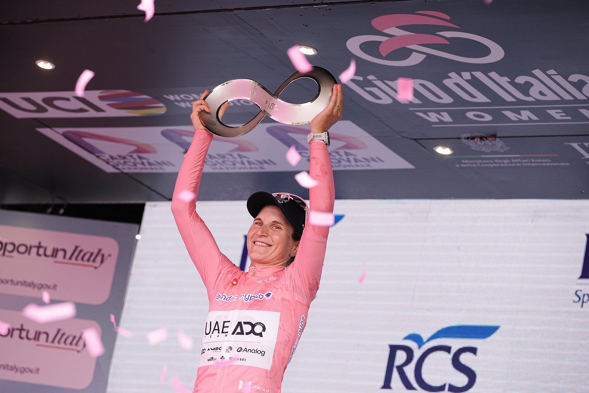 Giro d'Italia Women 2025: Longo Borghini Üst Üste İkinci Şampiyonluk, Lippert Final Etabını Kazandı 2 Longo Borghini, con el trofeo de campeona del Giro Women 2025.