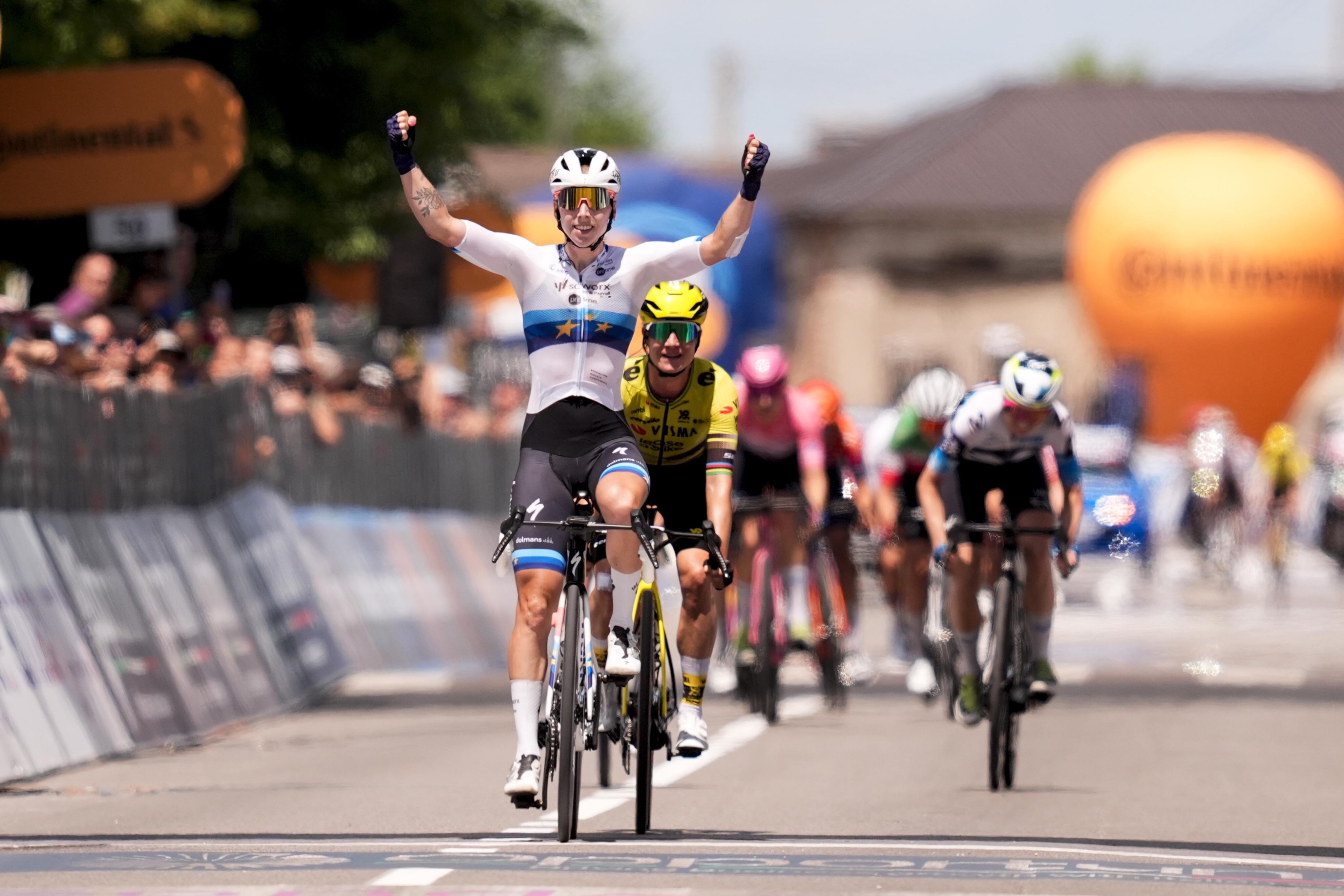 Lorena Wiebes Domina el Sprint en la Etapa 5 del Giro de Italia Femenino: Su Segunda Victoria Consecutiva 2 Lorena Wiebes entra victoriosa en meta al dominar el esprint.